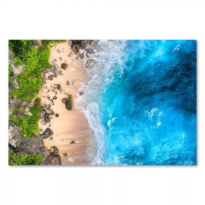 Drohnenaufnahme: Einsamer Strand, türkisblaue Wellen, tropische Vegetation.