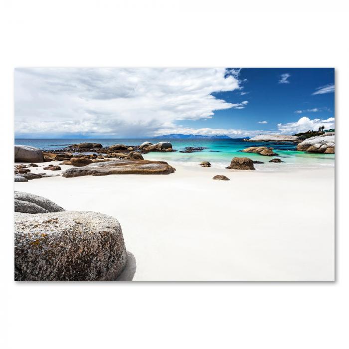 Weißer Sandstrand mit türkisblauem Meer und Felsen - ein Traumstrand in Südafrika!