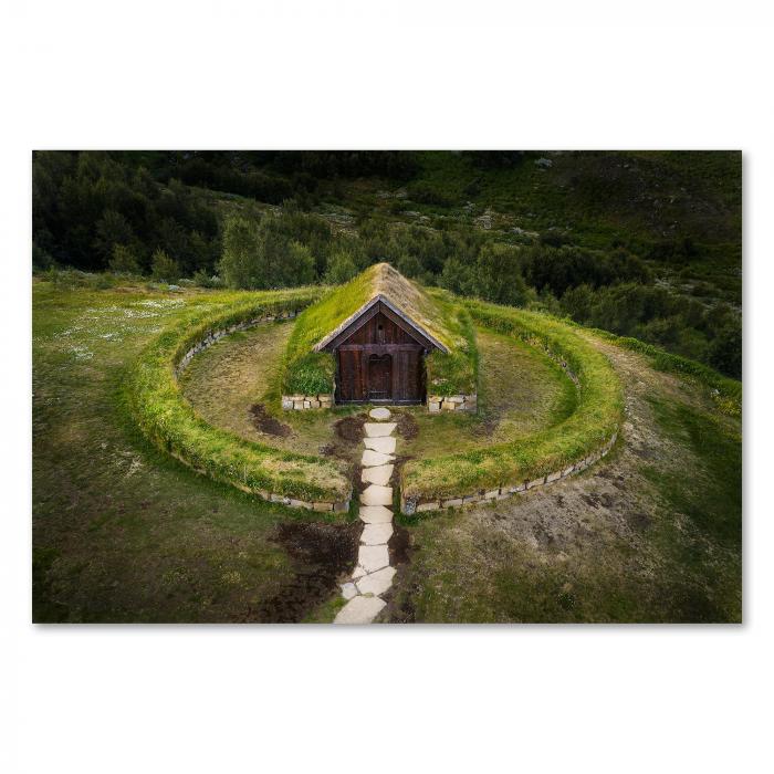 Traditionelles isländisches Torfhaus in grüner Landschaft.