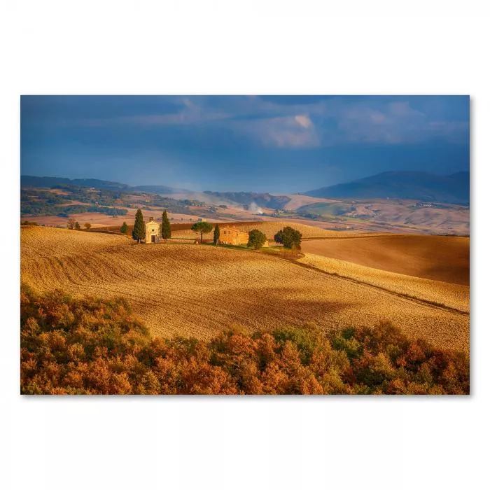 Landhaus mit Kapelle, Toskana, goldene Felder, herbstliche Wälder.