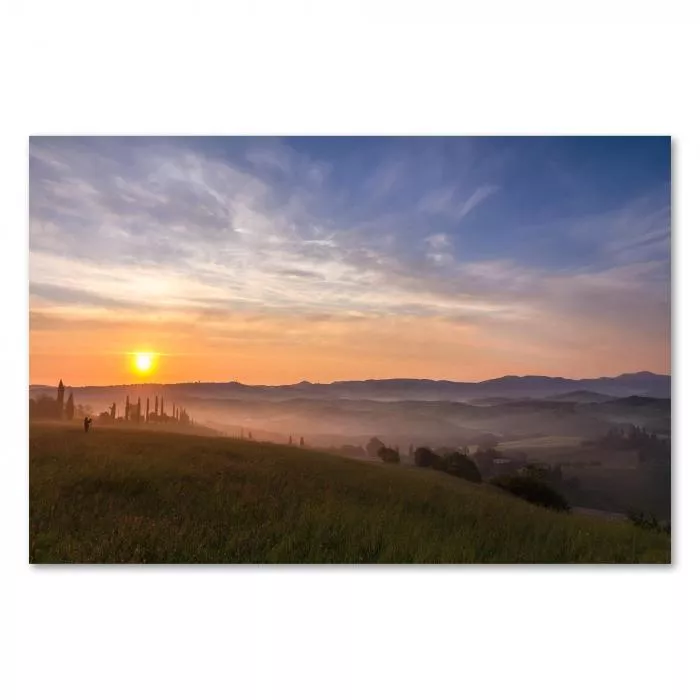 Die sanften Hügel der Toskana im warmen Licht des Sonnenaufgangs - ein atemberaubendes Panorama.