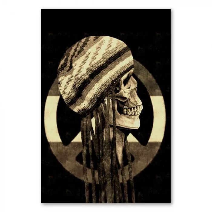 Ein Totenkopf mit Dreadlocks und Mütze vor Peace-Zeichen in Sepia. Friedliche Botschaft.