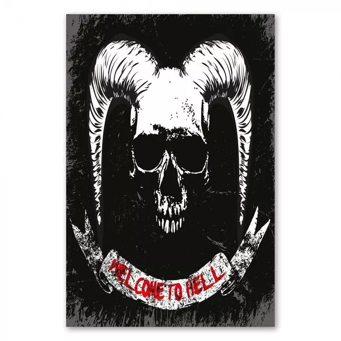 Ein Totenkopf mit Hörnern auf Banner mit der Aufschrift 