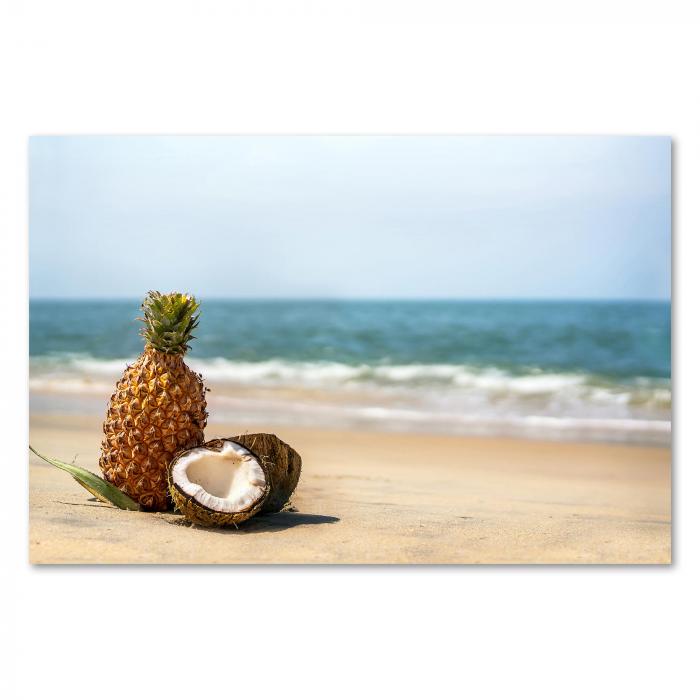 Ananas & geöffnete Kokosnuss am weißen Sandstrand, türkisblaues Meer, Urlaubsfeeling.