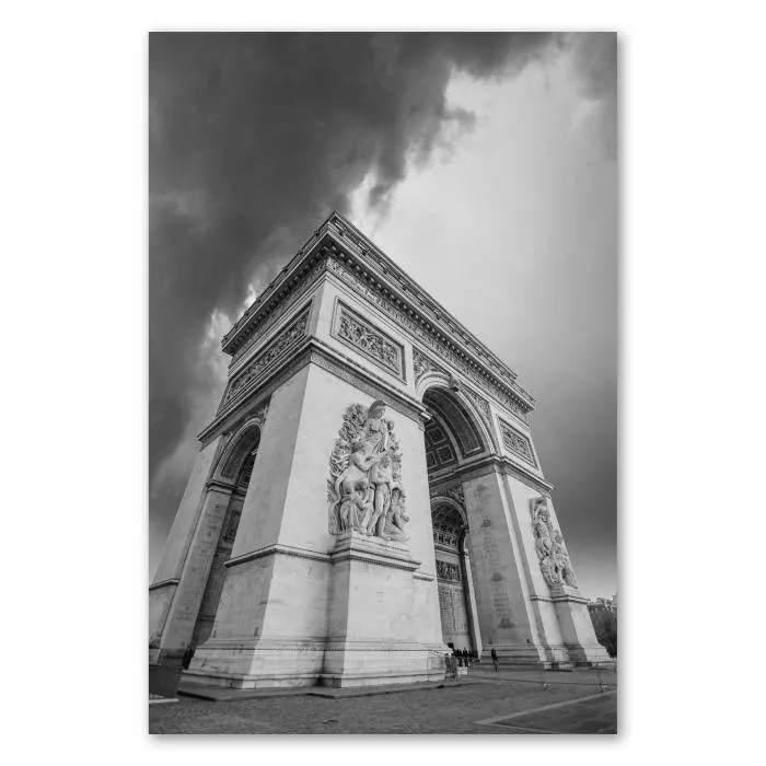 Der Arc de Triomphe in Paris im Schwarz-Weiß-Look - ein imposantes Bauwerk, eingefangen aus der Froschperspektive.