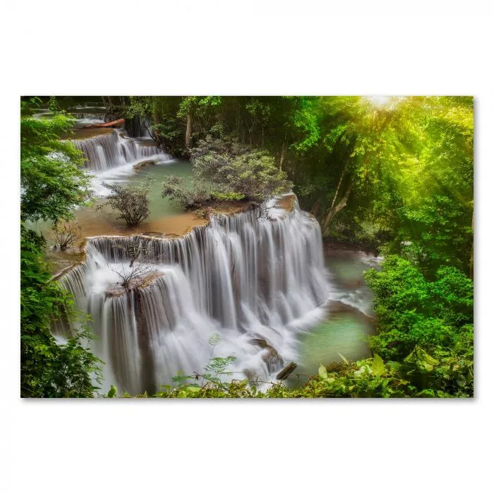 Mehrstufiger Wasserfall im Dschungel, Sonnenstrahlen, magische Atmosphäre.