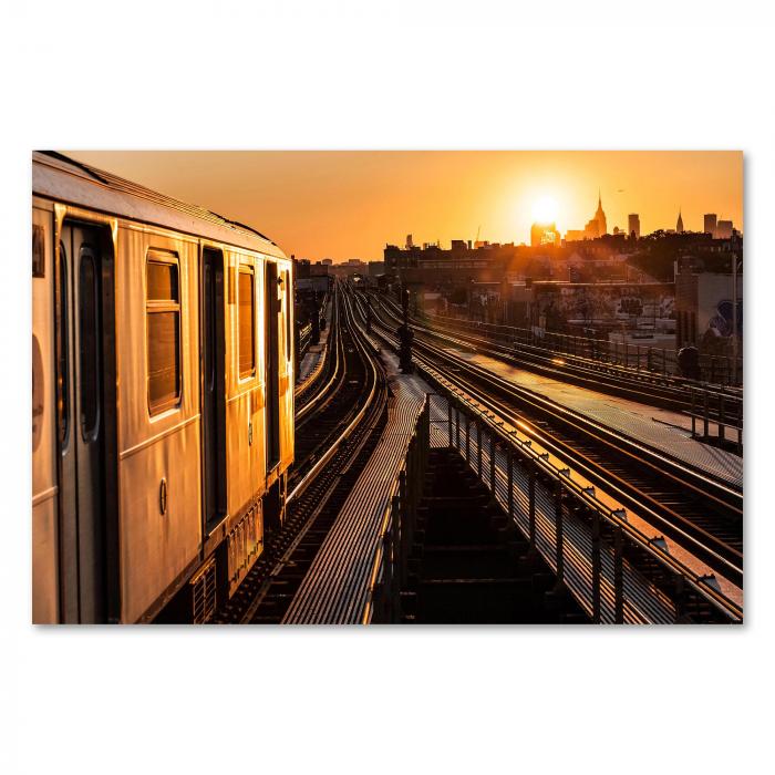 New Yorker U-Bahn, Sonnenaufgang, Skyline von Manhattan im Hintergrund.