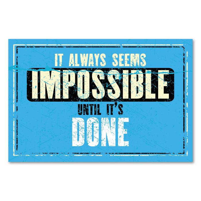 "It always seems impossible until it's done." - Motivierendes Zitat auf blauem Hintergrund.