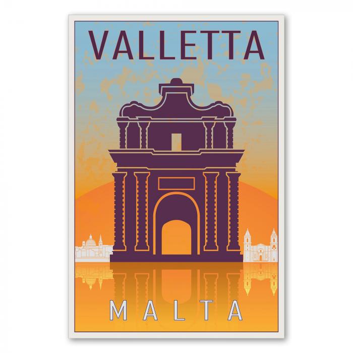 Das imposante Stadttor von Valletta vor einem leuchtenden Sonnenuntergang - ein charaktervolles Reiseposter.