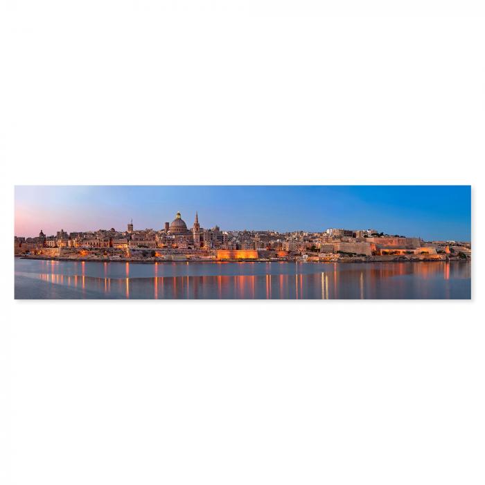 Beleuchtete Skyline von Valletta (Malta), Spiegelung im Wasser, magische Atmosphäre.