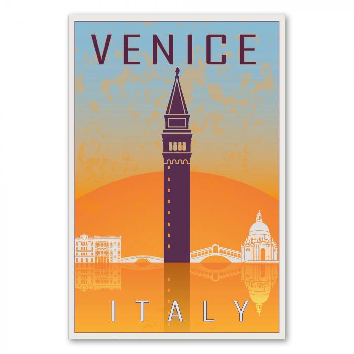 Der Campanile von San Marco und weitere Wahrzeichen spiegeln sich im Wasser – ein Vintage-Reiseposter von Venedig.