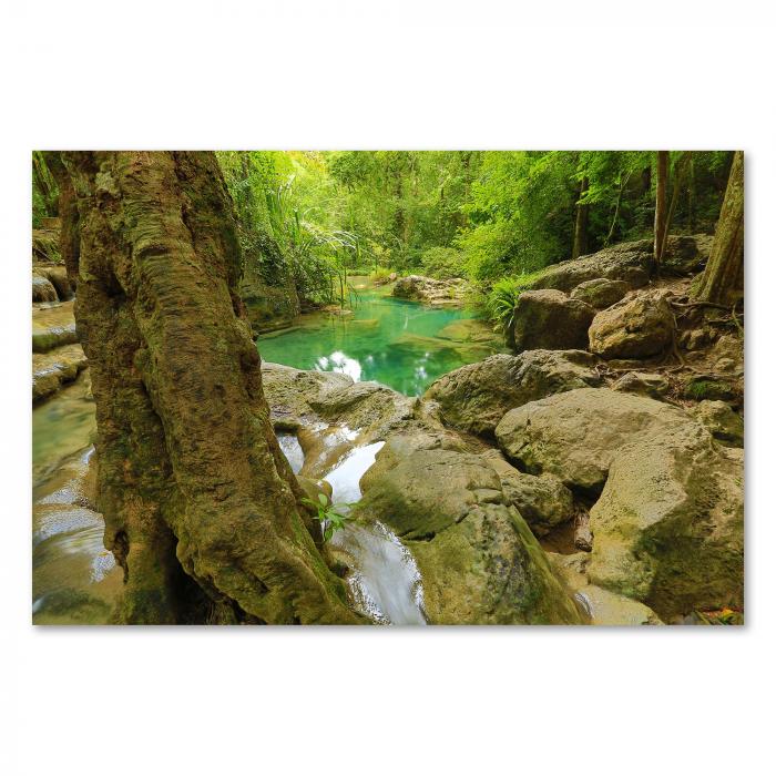 Ein versteckter Pool im Dschungel mit Wasserfall – ein idyllisches Motiv voller Ruhe.