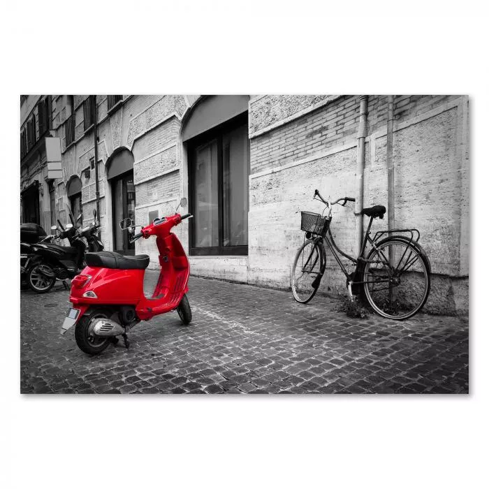 Rote Vespa in römischer Gasse, schwarz-weiß, nur Vespa farbig.