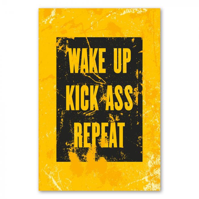 "Wake Up Kick Ass Repeat" - dieses motivierende Poster in Gelb und Schwarz ist ein Muss für alle, die etwas erreichen wollen.