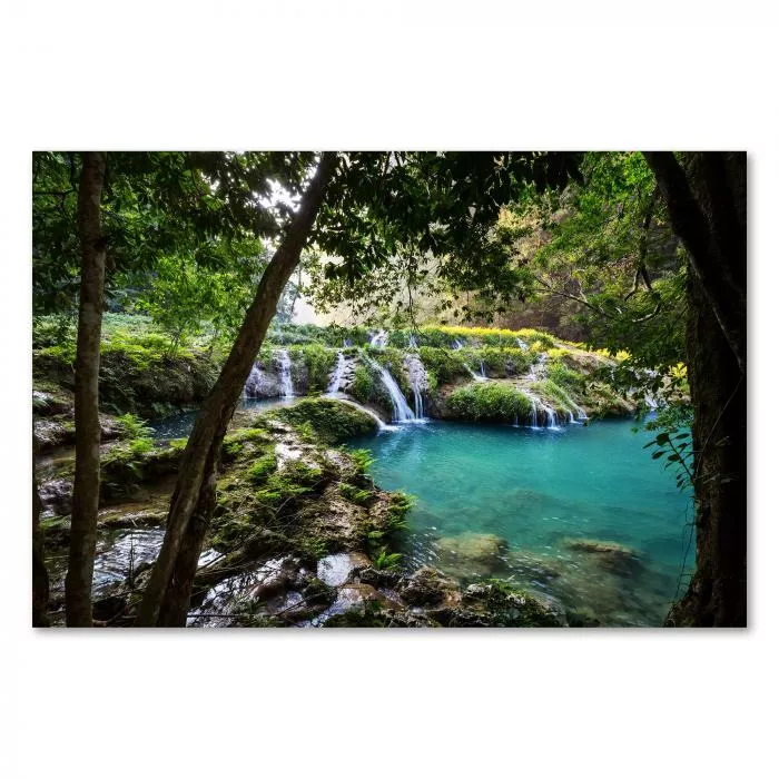 Ein Wasserfall im Dschungel - ein Bild voller Kraft, Geheimnis und Schönheit.