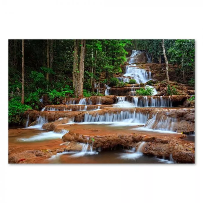 Ein mehrstufiger Wasserfall im grünen Dschungel - ein Ort der Ruhe und Schönheit.