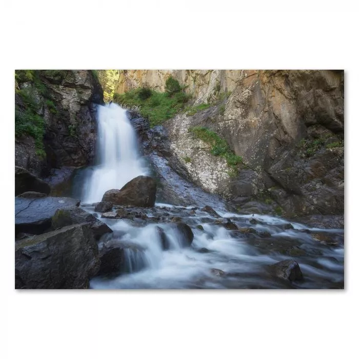 Tosender Wasserfall, Felsen, erfrischende Gischt.