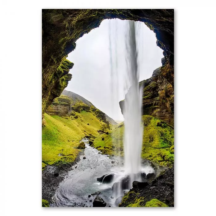 Wasserfall hinter moosbewachsener Felswand, Perspektive aus Höhle - Magie des Ortes.