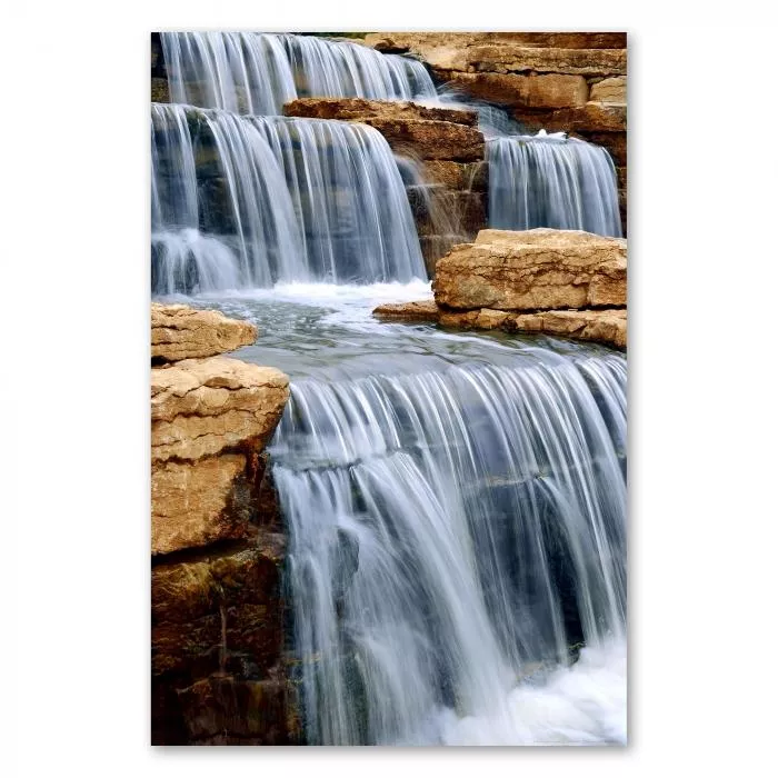 Nahaufnahme eines Wasserfalls zeigt das Wasser in Stufen fallen, Langzeitbelichtung macht Bewegung sichtbar.