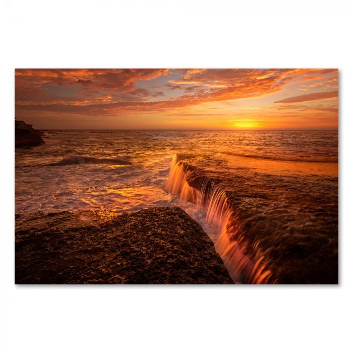 Wasserfall ins Meer, Sonnenuntergang, Felsen, Wellen in Rottönen - dramatisch.