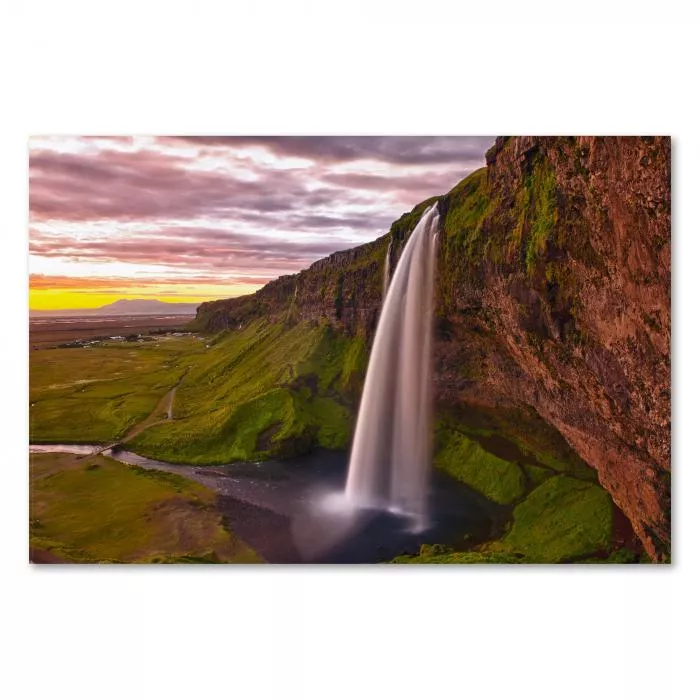 Hoher Wasserfall stürzt über Klippe, Background strahlt im warmen Sonnenaufgang.