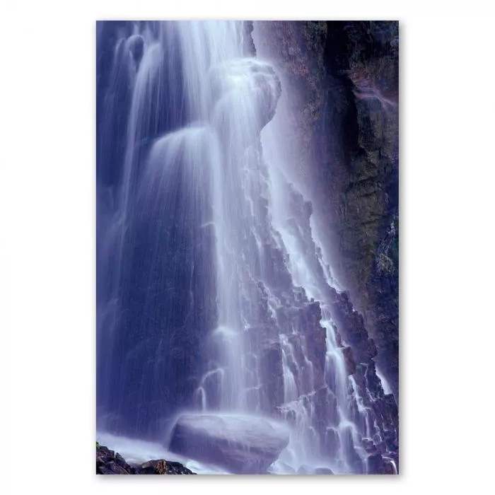 Wasserfall stürzt tosend über Felsen, die Kraft der Natur wird eindrucksvoll eingefangen.