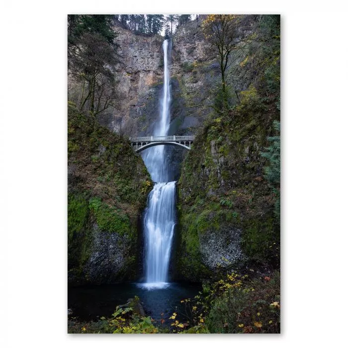 Multnomah Falls (Oregon), historische Steinbrücke, atemberaubender Ausblick.