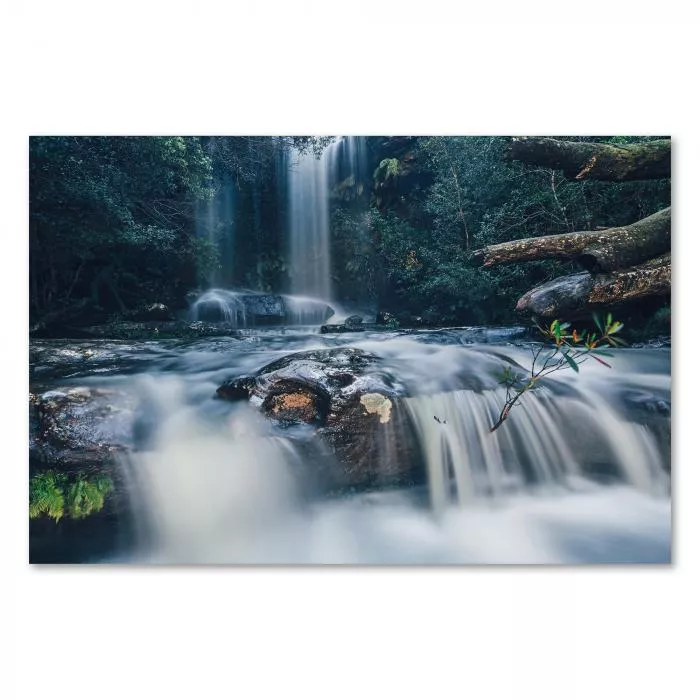 Wasserfall, grüner Wald, Felsen, weiches Wasser durch Langzeitbelichtung.