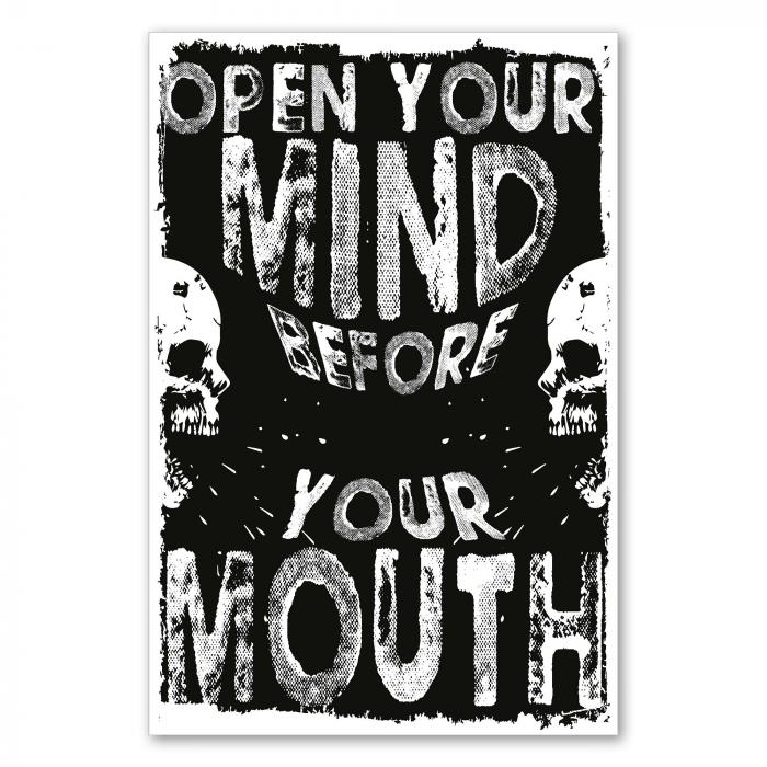 "Open your mind before your mouth", umrahmt von zwei Totenköpfen - Appell an Besonnenheit.