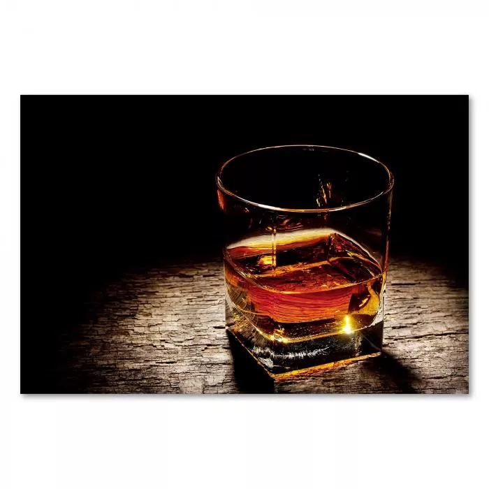 Stimmungsvolles Foto: Glas Whisky auf rustikalem Holztisch.