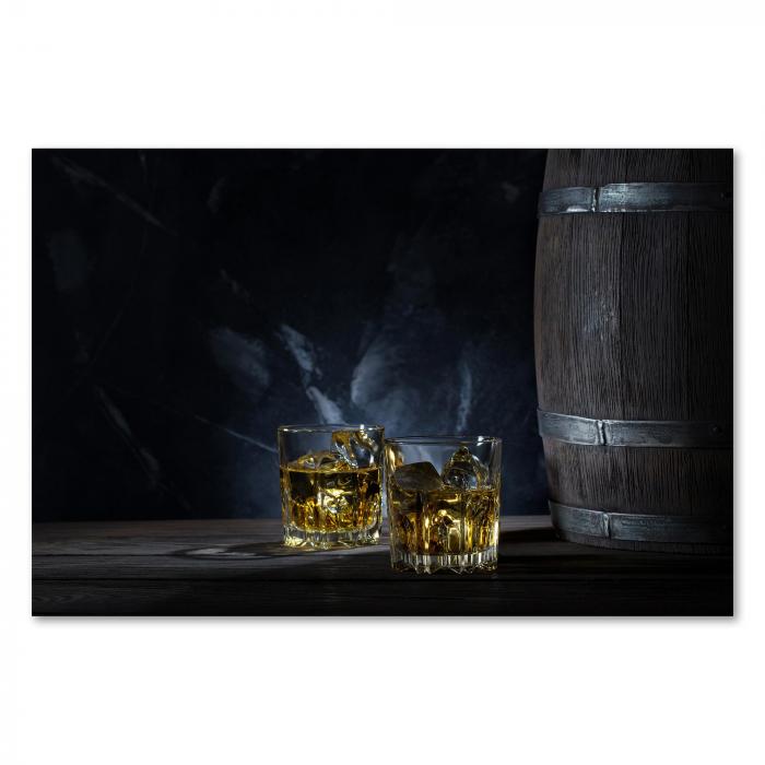 Zwei Gläser Whiskey mit Eiswürfeln auf Holztisch, Eichenfass.