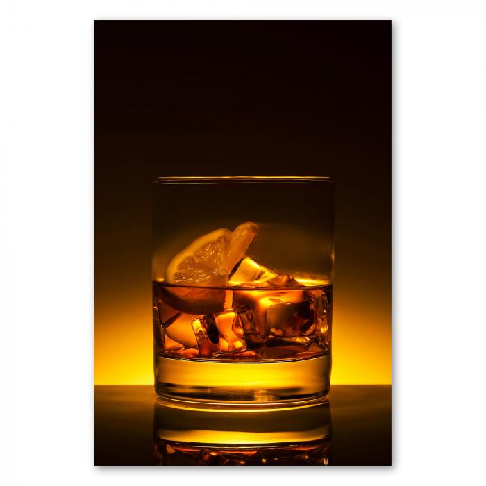 Glas Whisky mit Eis & Zitrone, beleuchtet von warmem Licht.