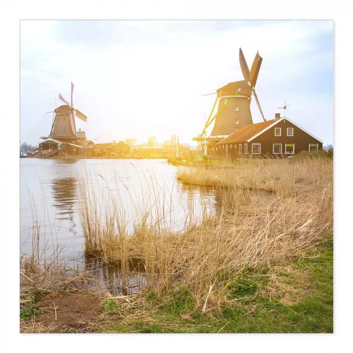 Holländische Windmühlen am Wasser, Sonnenuntergang - idyllische Landschaft.