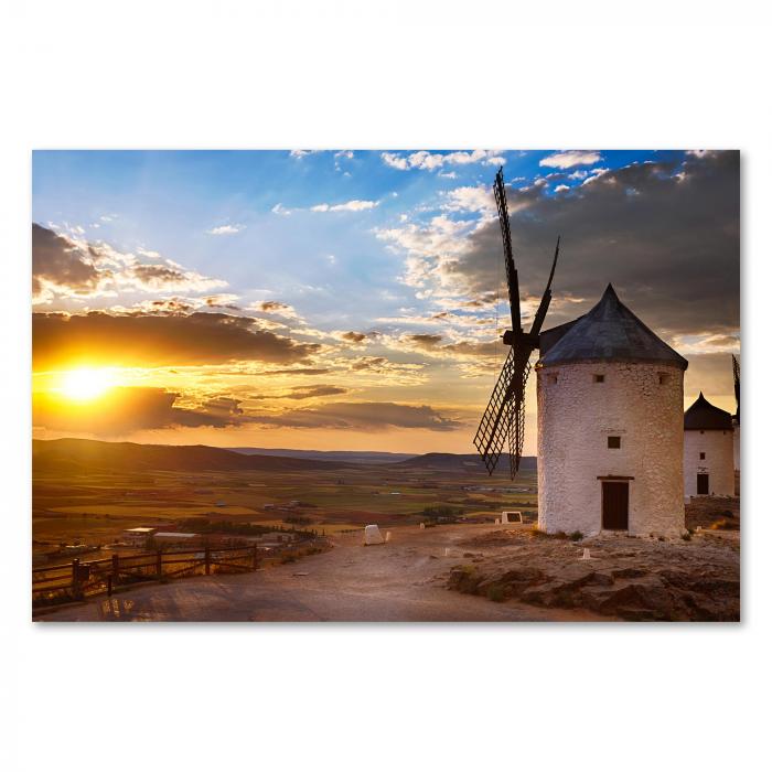 Weiße Windmühlen thronen auf einem Hügel und bieten einen atemberaubenden Blick über die spanische Landschaft.