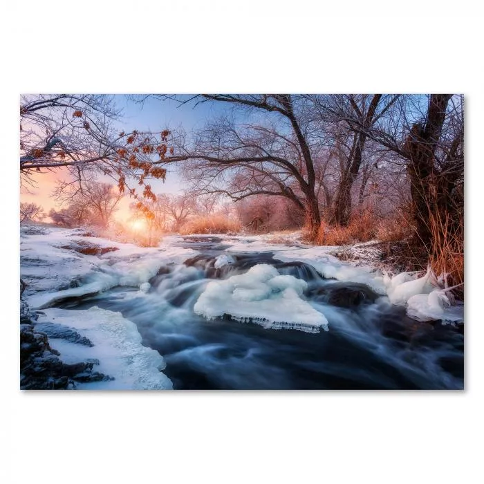 Zugefrorener Fluss, verschneite Winterlandschaft, Raureif, warmes Sonnenlicht.