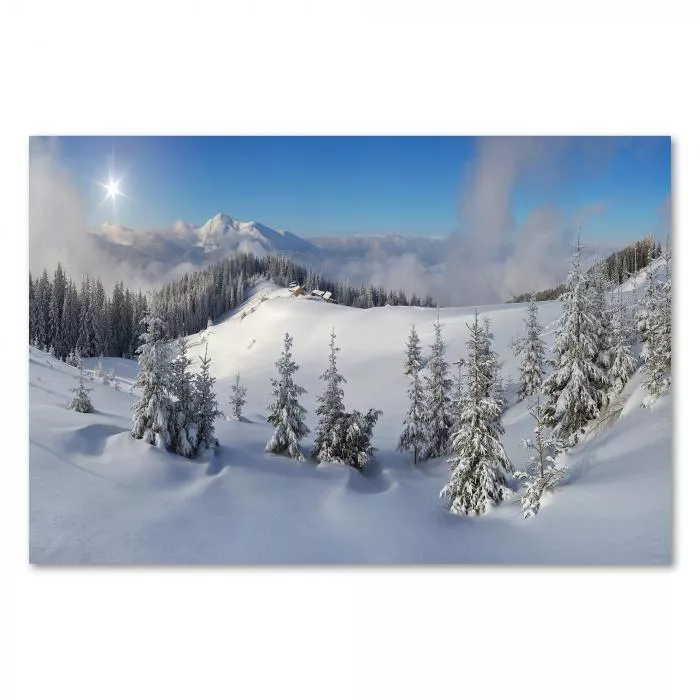 Winterlandschaft: Tannen, Hütte, Bergpanorama, Sonne, warmes Licht.