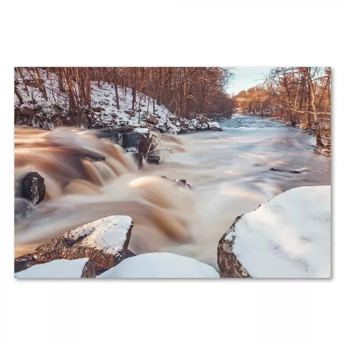 Fluss schlängelt sich durch verschneite Landschaft, eiskalte Schönheit.