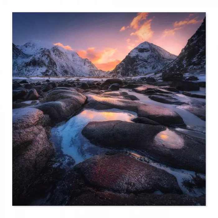 Strand (Lofoten, Norwegen), Berge spiegeln sich in Pfütze, Sonnenuntergang.