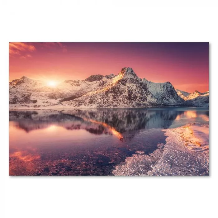 Zugefrorener See, Spiegelung schneebedeckter Berge, Sonnenuntergang, warme Farben.