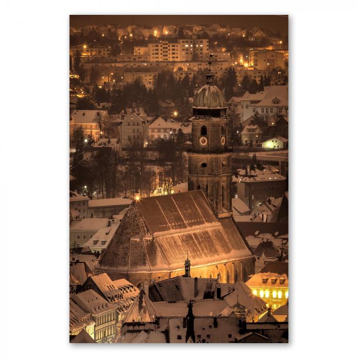 Basilika St. Martin in Amberg im warmen Licht, Schneedecke schläfert umgebende Häuser, nächtliche Ruhe.