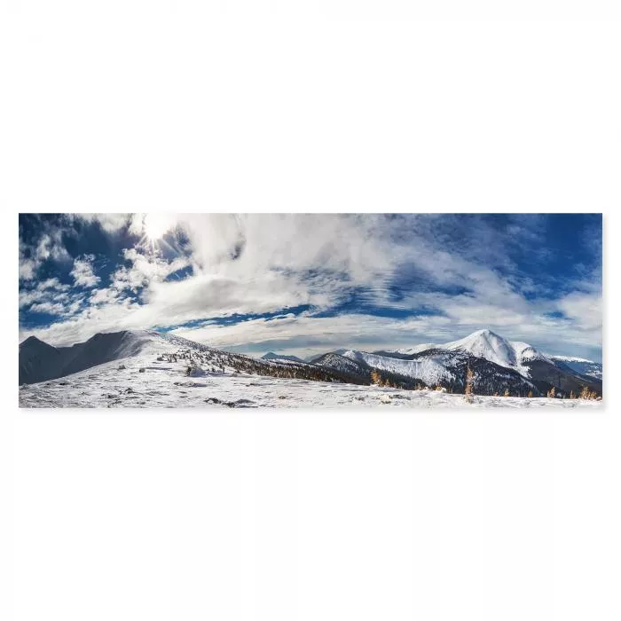 Panorama: Verschneite Berggipfel, blauer Himmel, Sonnenlicht.