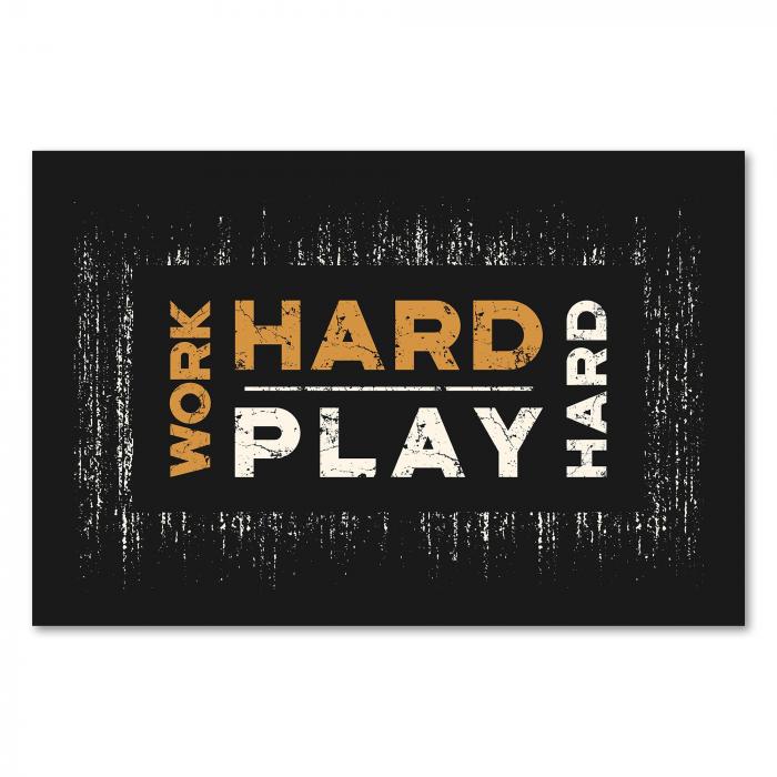 "Work Hard Play Hard" - markante Schrift auf dunklem Hintergrund - Motivations-Design.