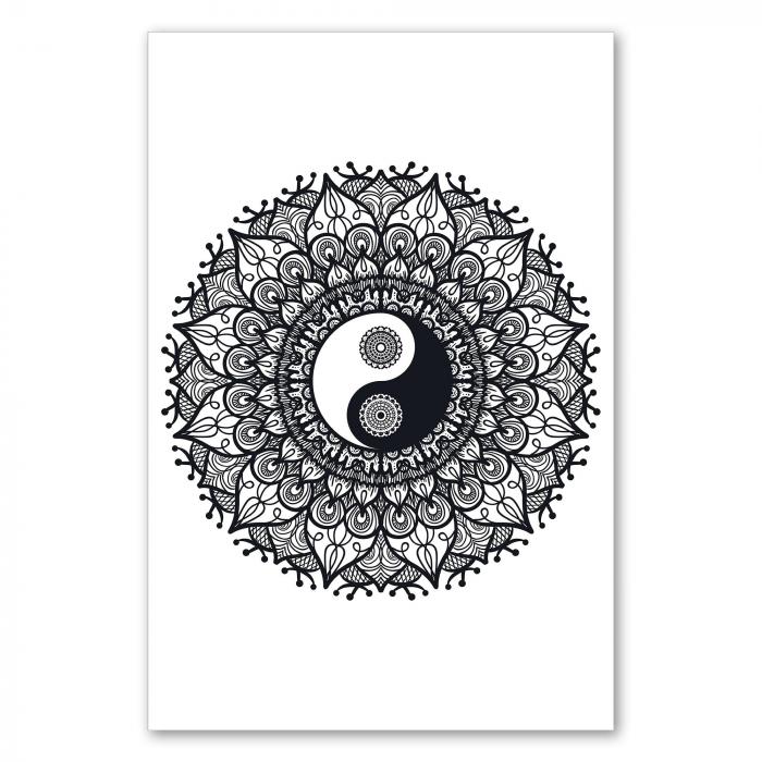 Ein detailreiches Mandala symbolisiert die Harmonie und Balance zwischen Yin und Yang.