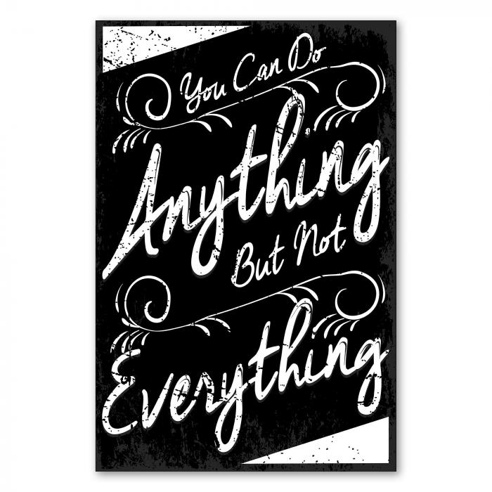 „You Can Do Anything - But Not Everything“ - motivierendes Zitat in schwarz-weiß für alle, die Grenzen überschreiten.