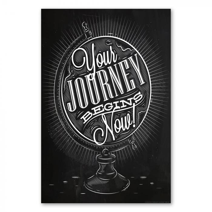 Schwarz-weißes Poster im Kreide tafel-Stil mit Globus und dem Spruch "Your Journey Begins Now".