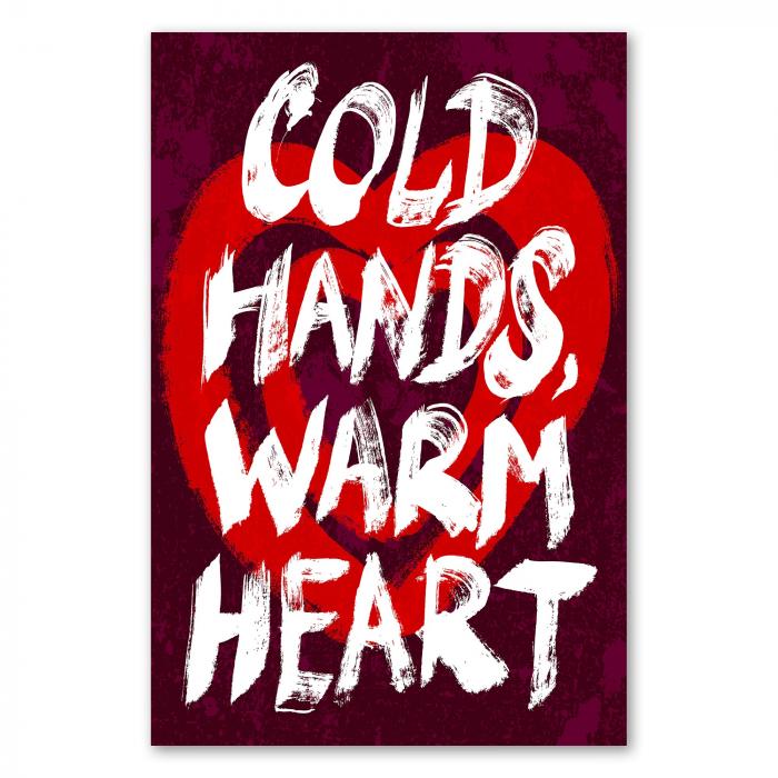 "Cold hands, warm heart" - ein inspirierendes Zitat in großen weißen Buchstaben auf rotem Hintergrund.