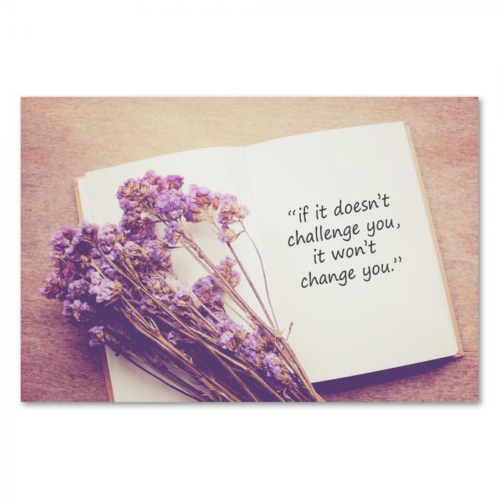 Notizbuch mit dem inspirierenden Zitat "If it doesn't challenge you, it won't change you." und lilafarbenen Trockenblumen.