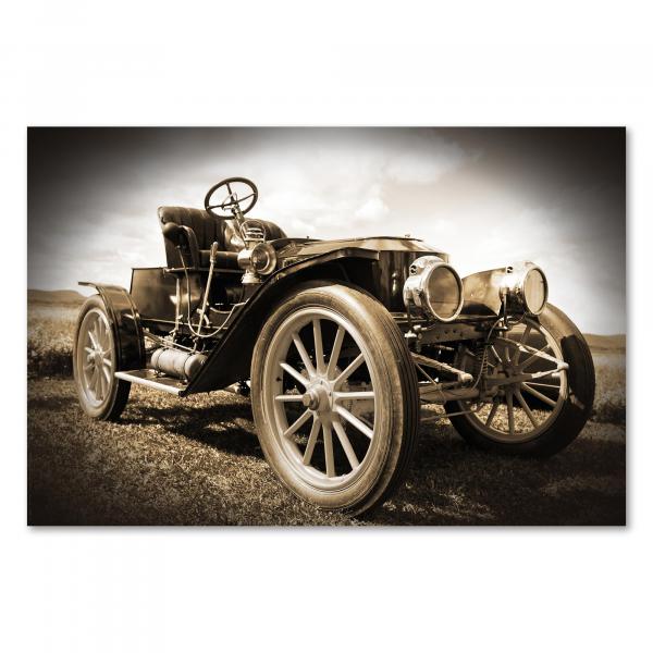 Antiker Oldtimer auf einem Feldweg, sepia Look verstärkt die Nostalgie und Vintage-Gefühl des Bildes.