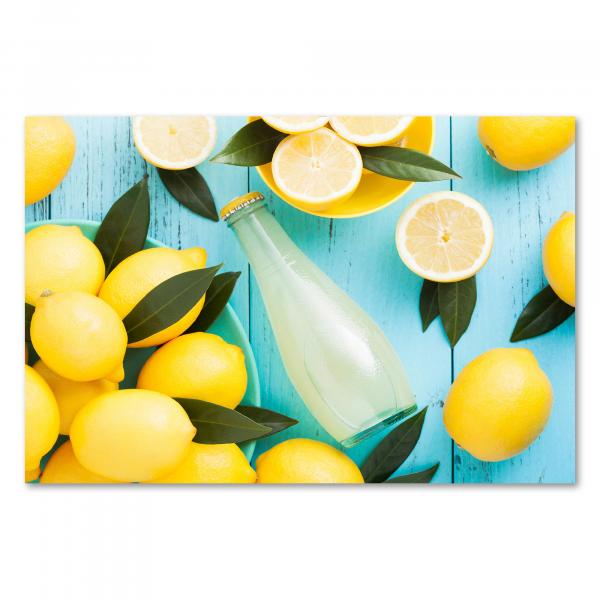 Frische Zitronen & Limonade in Flasche auf blauem Holztisch - perfekt für Sommertage!