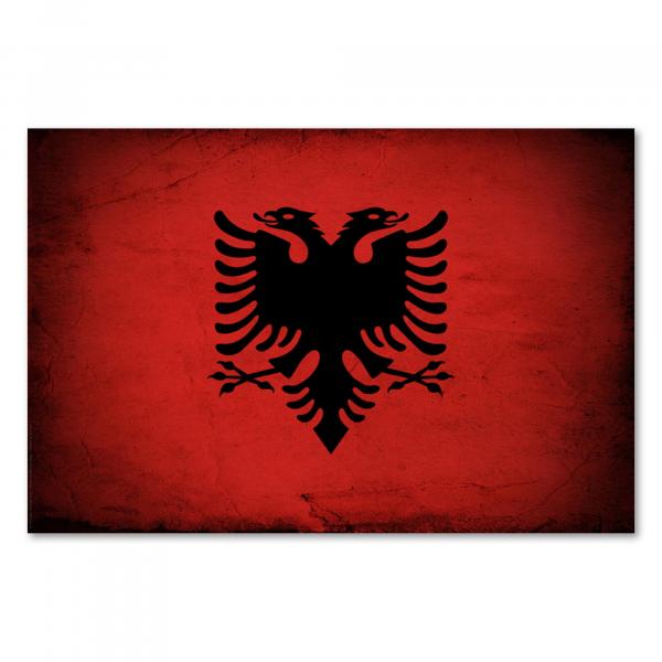 Albanische Flagge im Grunge-Stil: Der schwarze Doppeladler ist das Wappentier Albaniens.